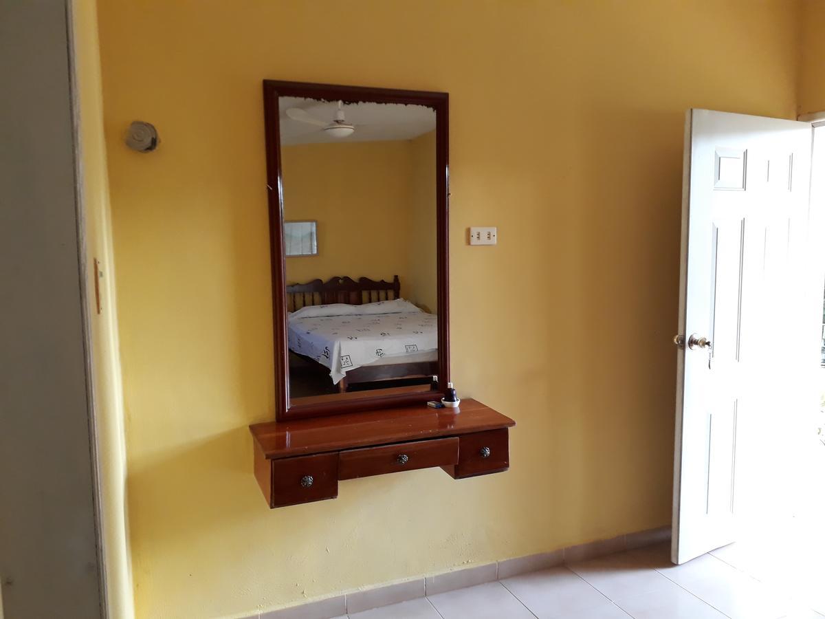 El Chac Mool Bed & Breakfast Santa Elena Rom bilde